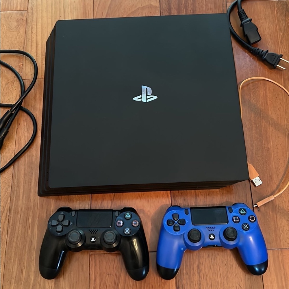Sony PS4 PlayStation 4 with 2 Controllers